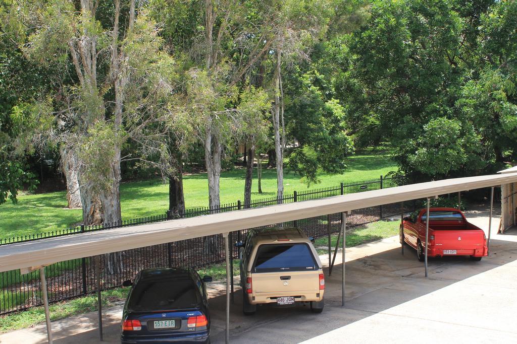Oasis Inn Apartments Cairns Exterior photo