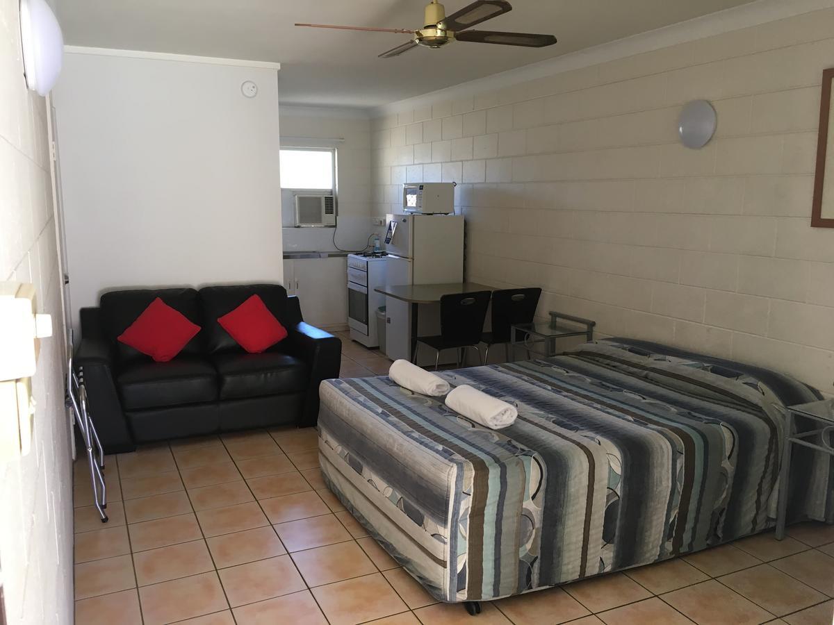 Oasis Inn Apartments Cairns Exterior photo
