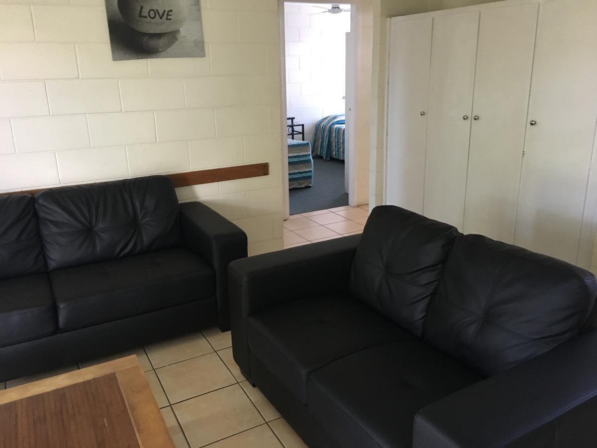Oasis Inn Apartments Cairns Exterior photo