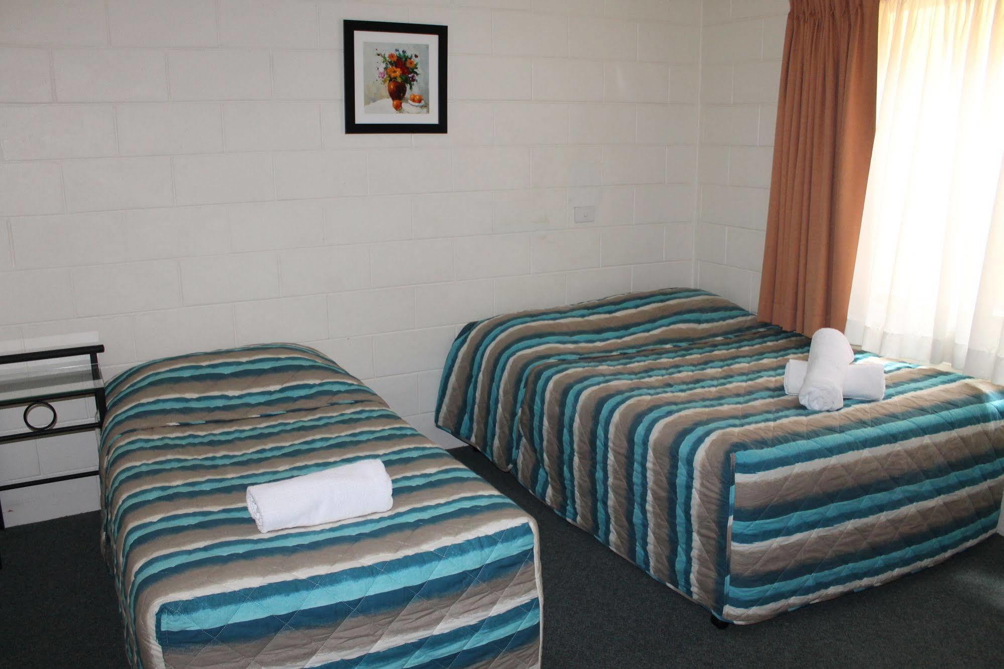 Oasis Inn Apartments Cairns Exterior photo