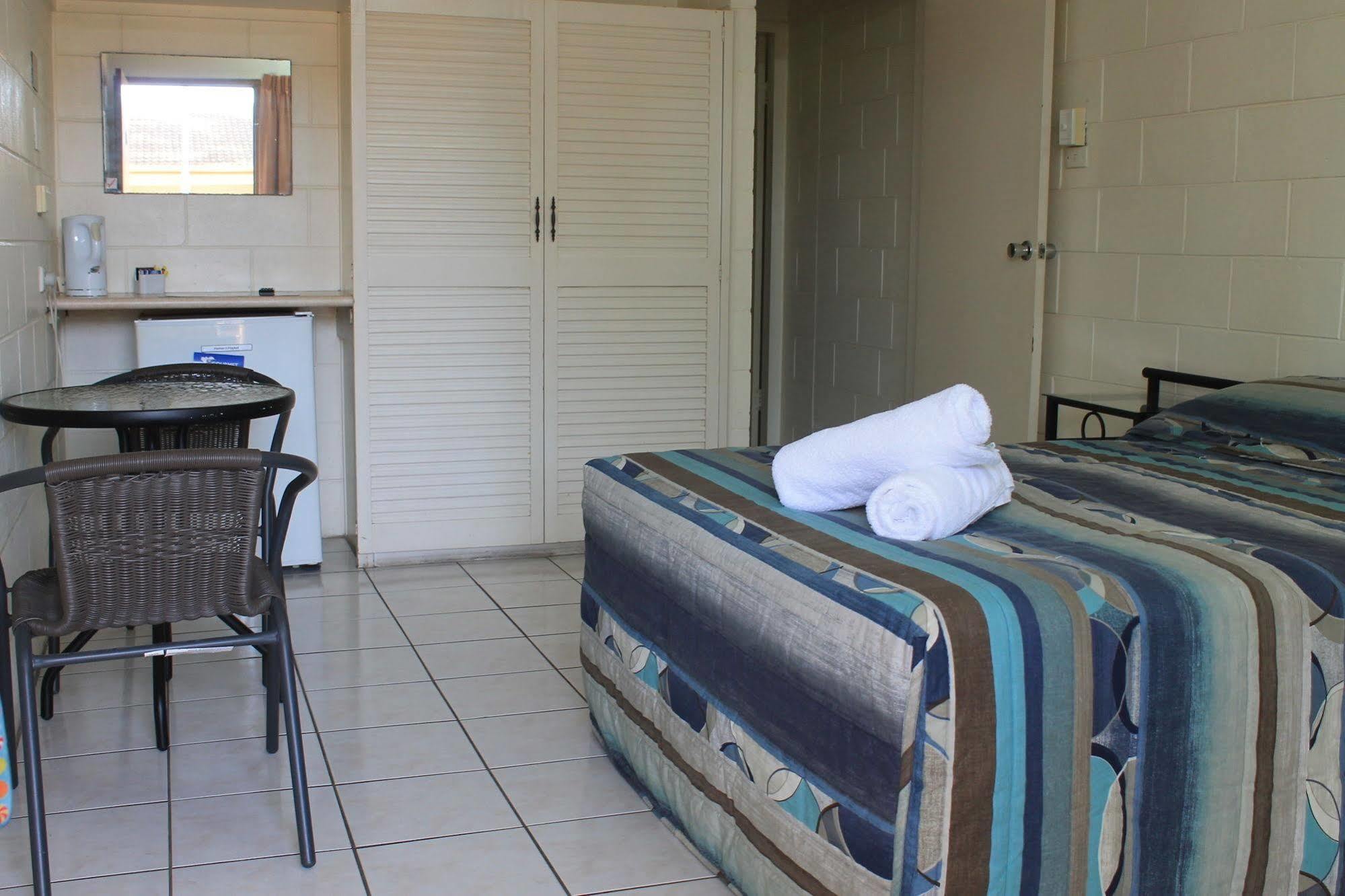 Oasis Inn Apartments Cairns Exterior photo