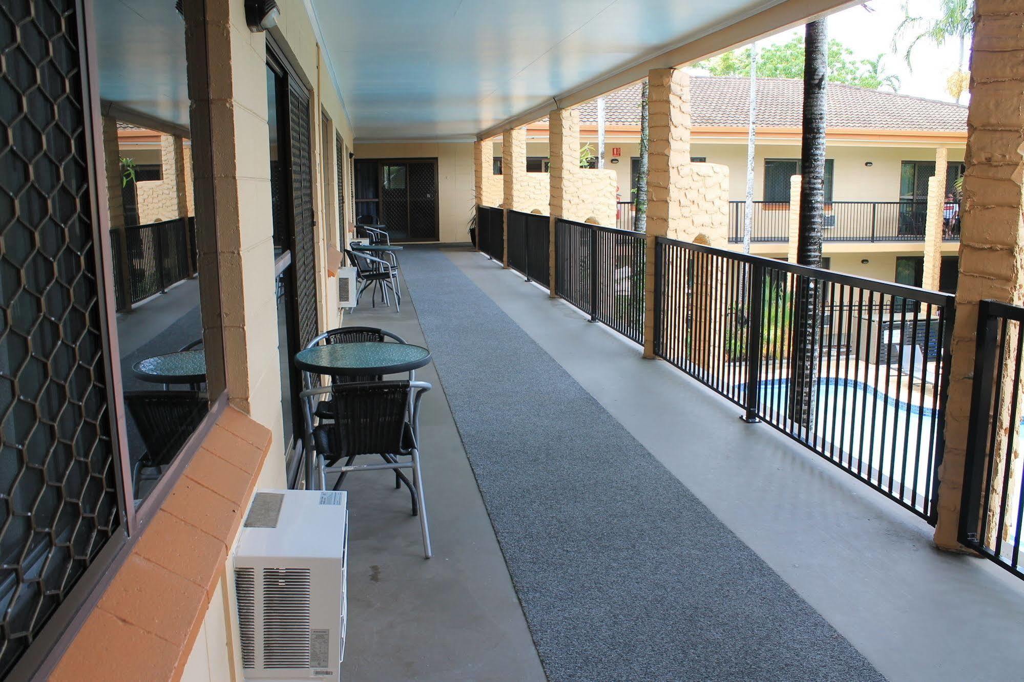 Oasis Inn Apartments Cairns Exterior photo