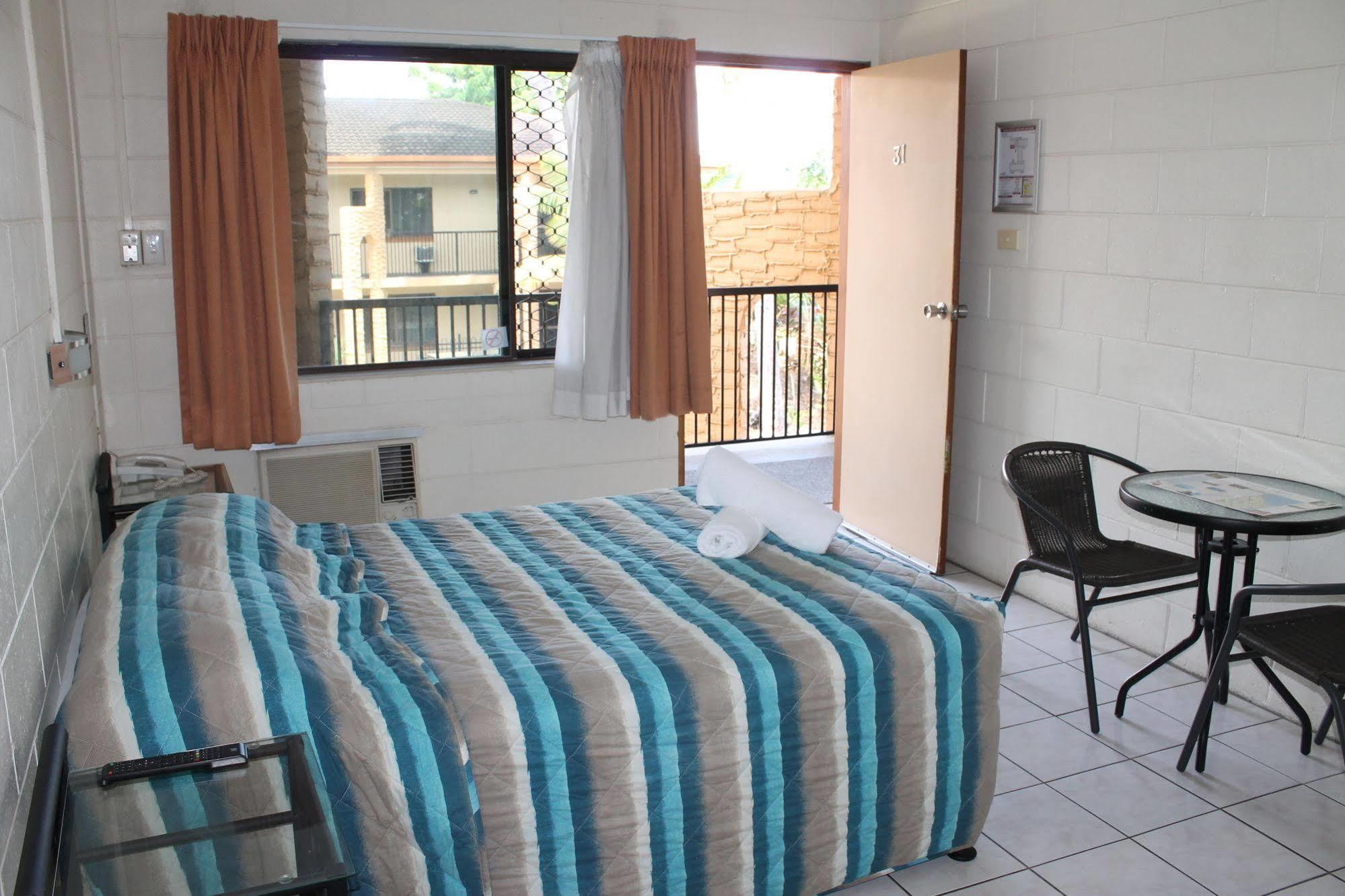 Oasis Inn Apartments Cairns Exterior photo