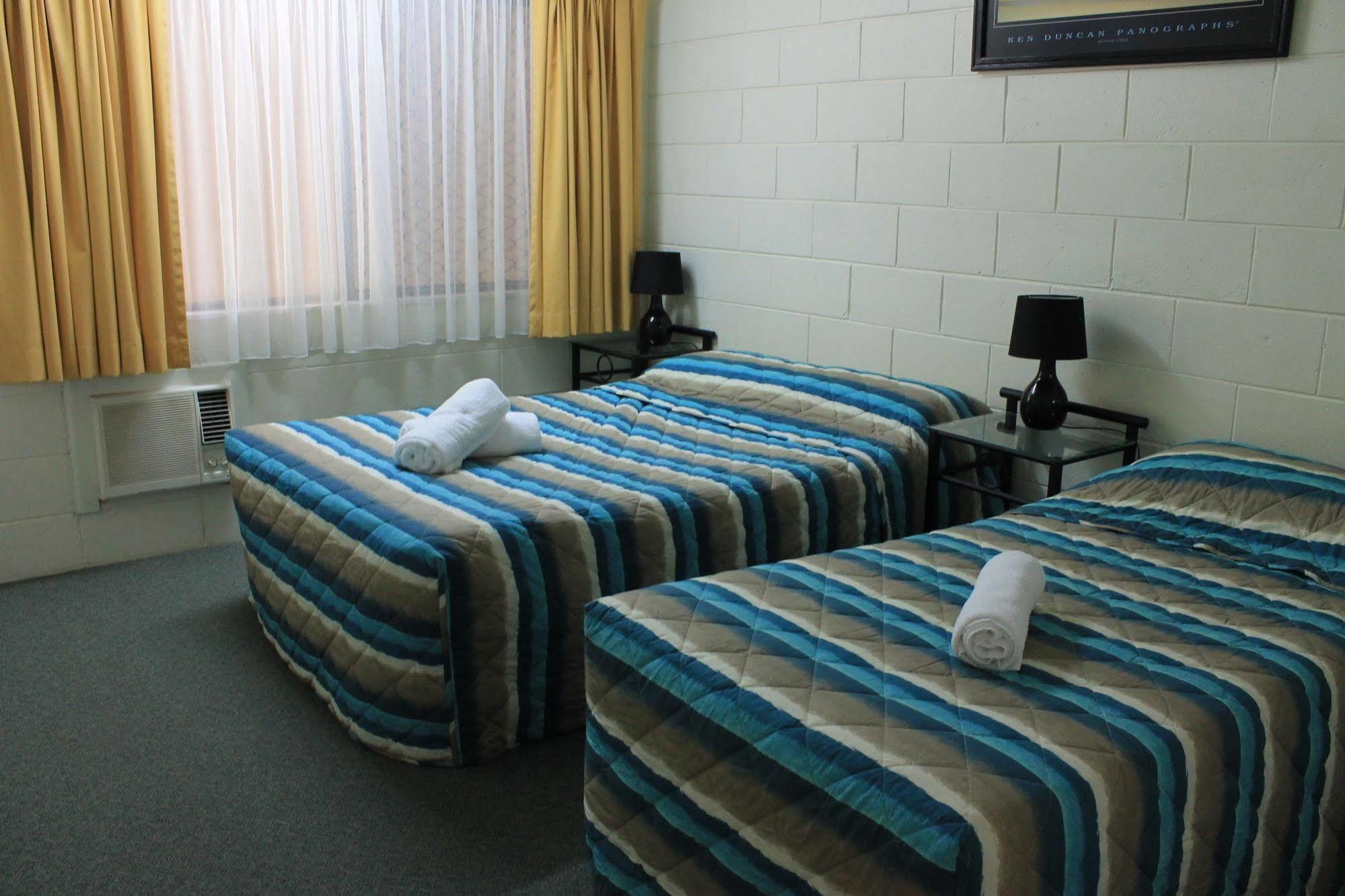 Oasis Inn Apartments Cairns Exterior photo
