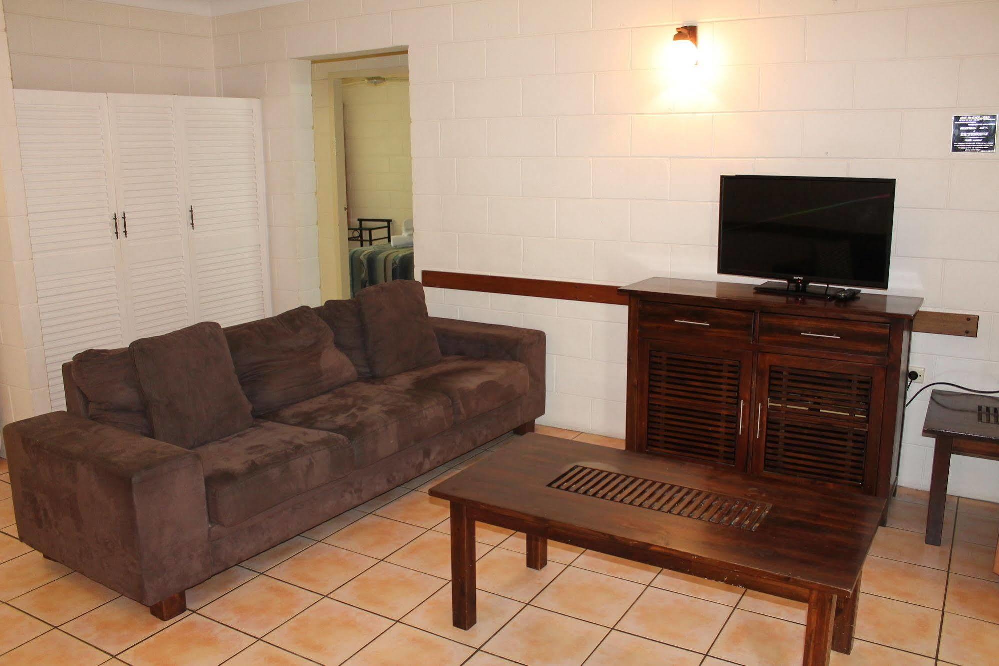 Oasis Inn Apartments Cairns Exterior photo