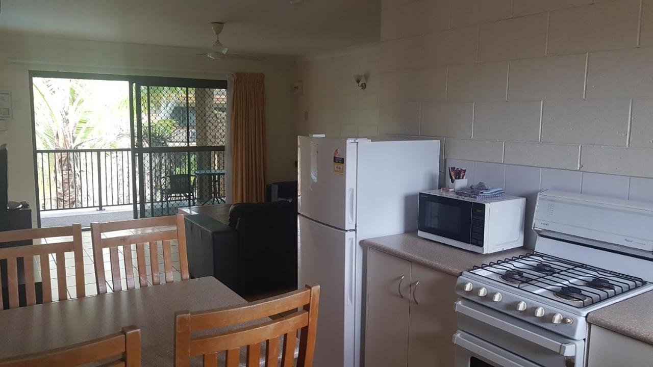 Oasis Inn Apartments Cairns Exterior photo