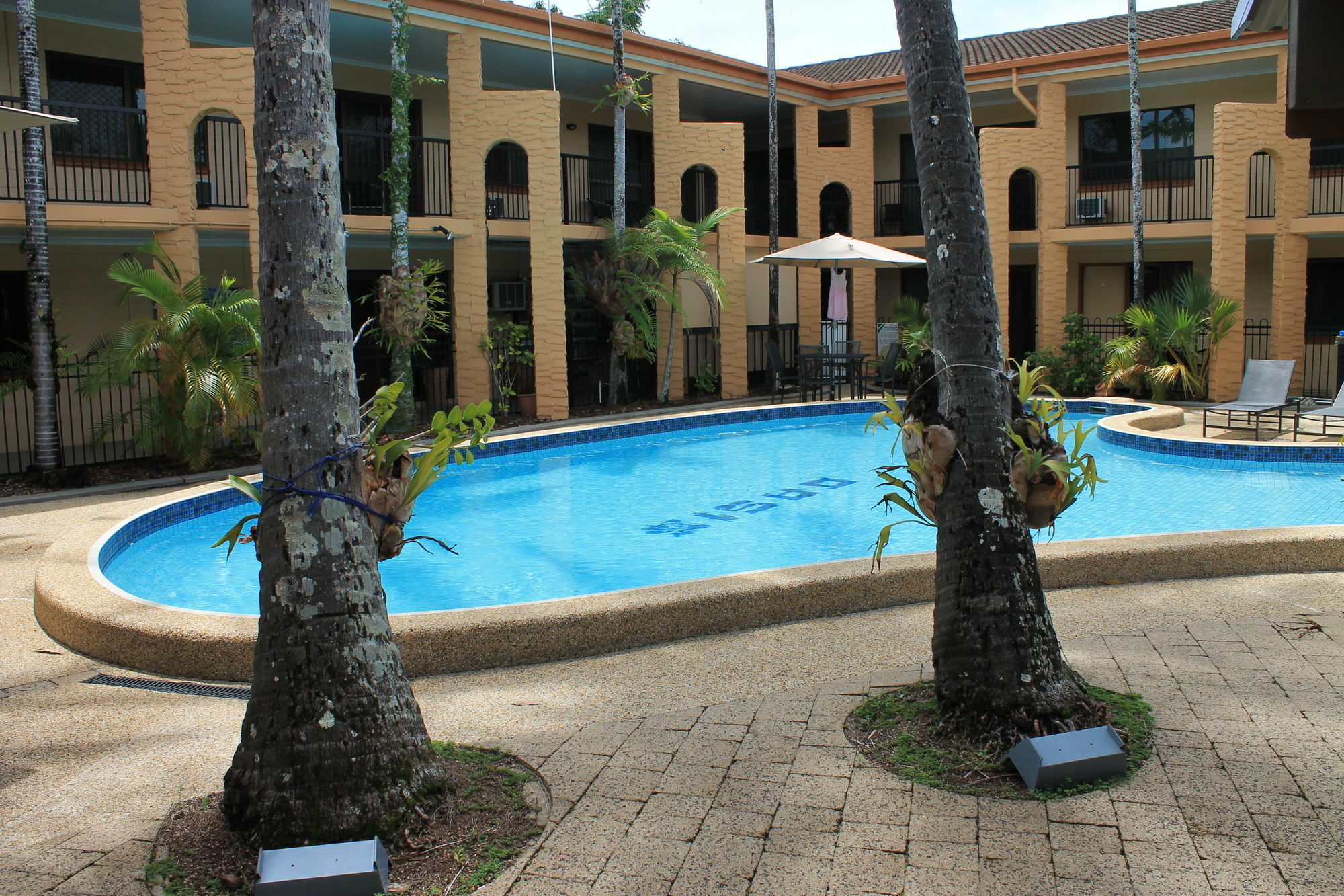 Oasis Inn Apartments Cairns Exterior photo