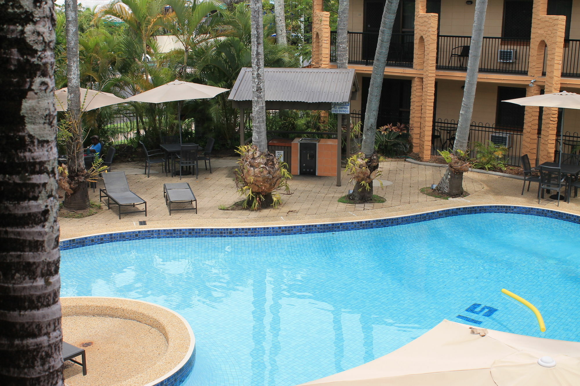 Oasis Inn Apartments Cairns Exterior photo
