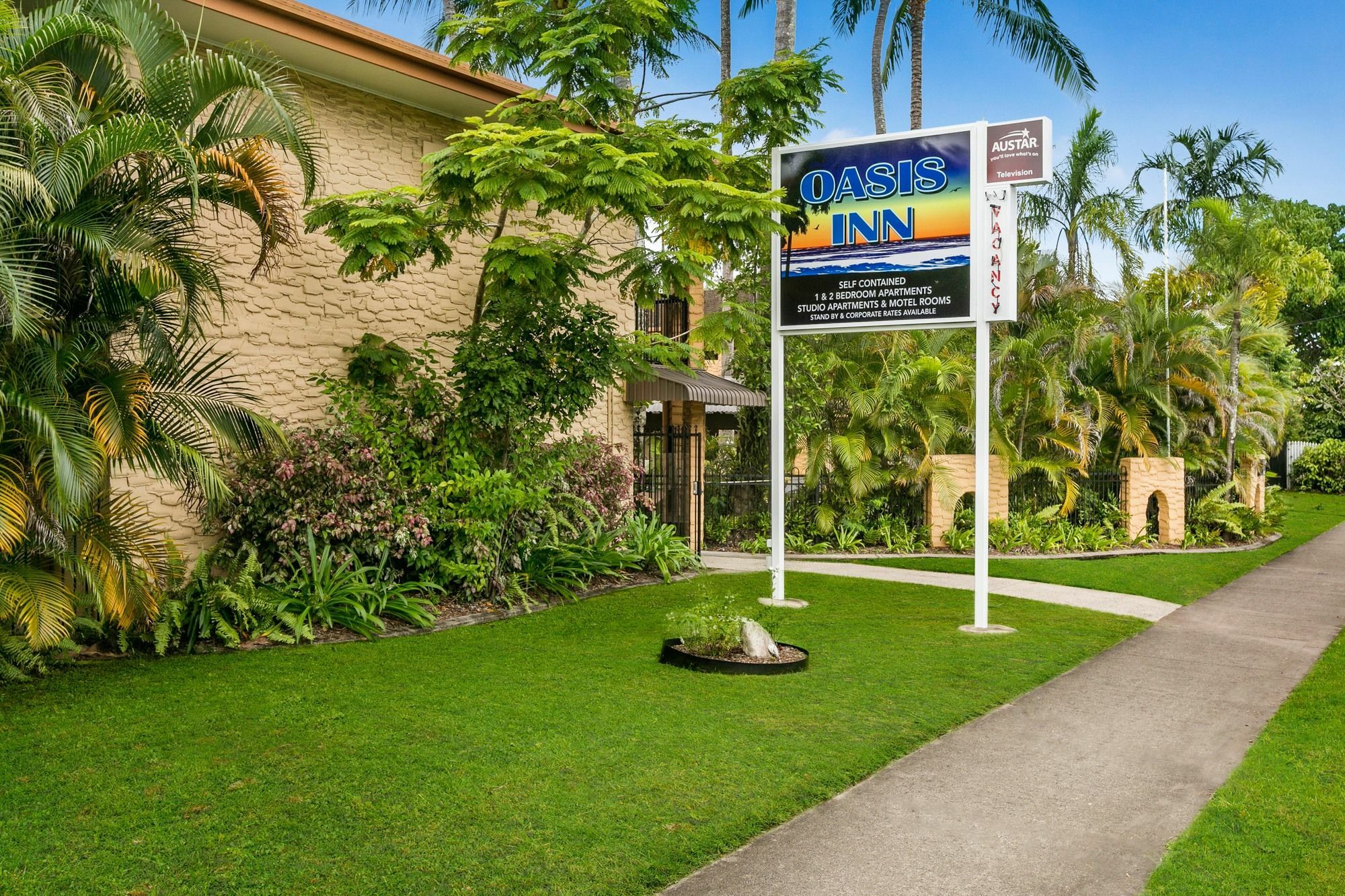 Oasis Inn Apartments Cairns Exterior photo