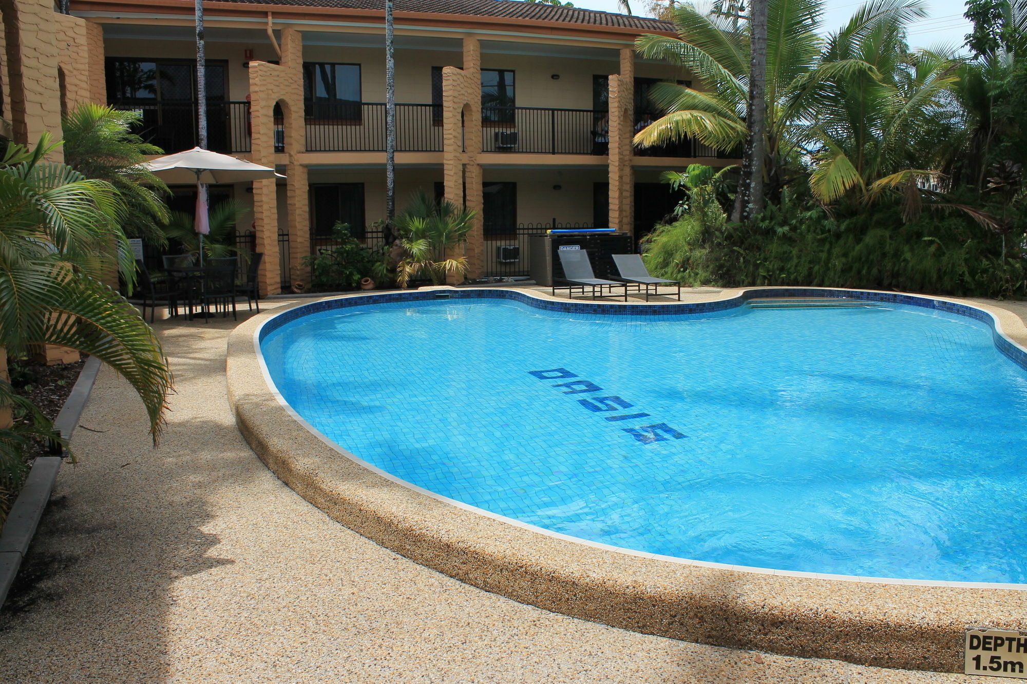 Oasis Inn Apartments Cairns Exterior photo